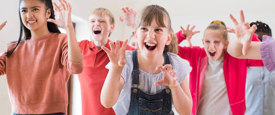 Børn spiller skuespil